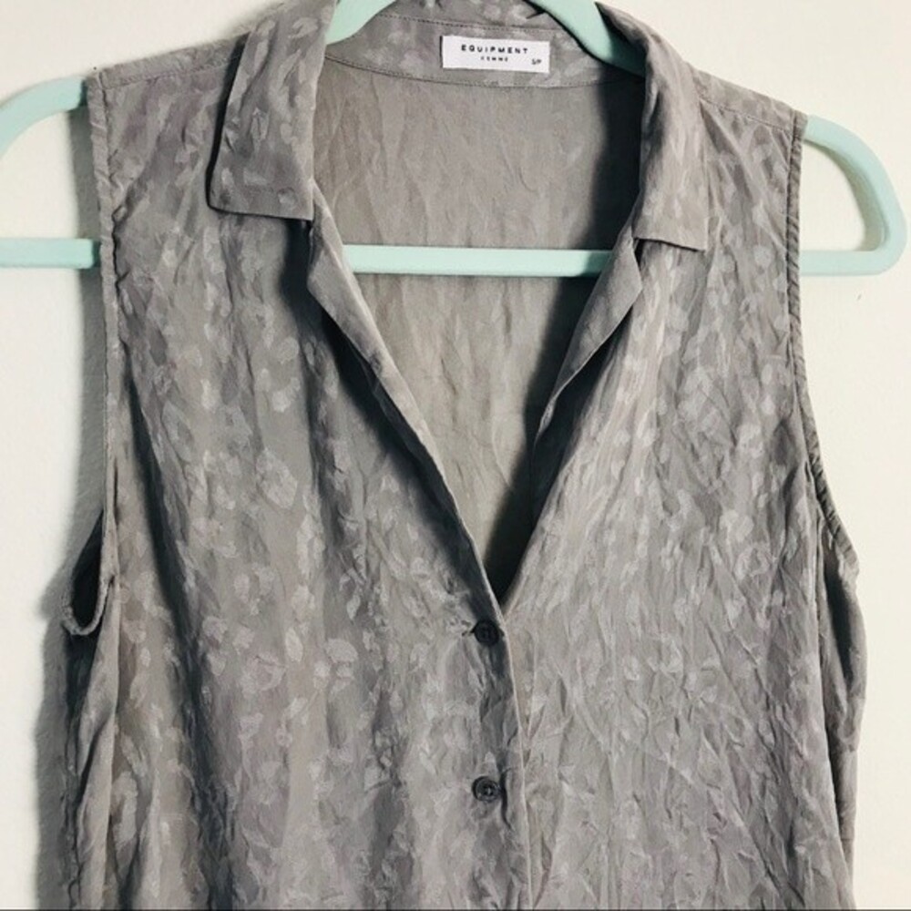 Equipment Femme Gray Animal Print Sleeveless Button Down Top- Size Small Petite